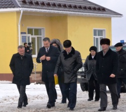 Губернатор Олег Ковалев посетил агрогородок и ФАП в селе Гавриловское Сасовского района