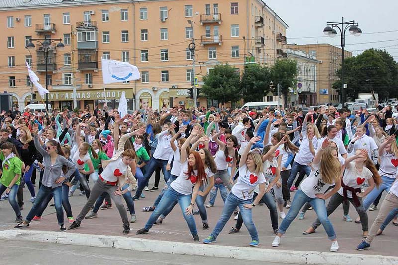 В центре Рязани всех желающих учили доить корову В центре Рязани всех желающих учили доить корову