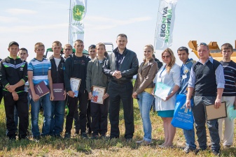 Дмитрий Андреев наградил участников студенческих отрядов