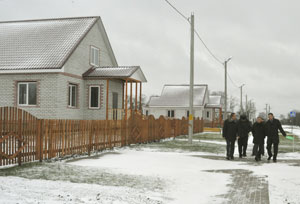 Губернатор Олег Ковалев посетил новый агрогородок в Захаровском районе