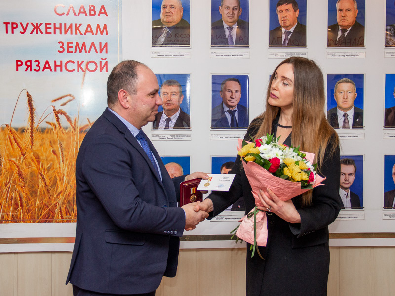 Президент «Сотницынской сахарной компании» Ольга Боровых награждена знаком «За усердие»