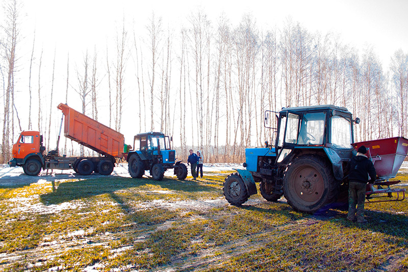 Аграрии 11 районов Рязанской области ведут подкормку озимых и многолетних трав