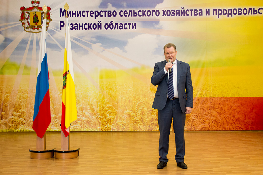 На торжественном мероприятии Сергей Дудукин вручил награды аграриям, принявшим активное учасие в выставке «Золотая осень»