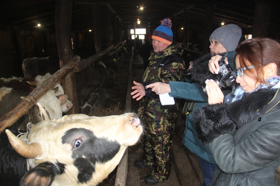 На деревне город держится