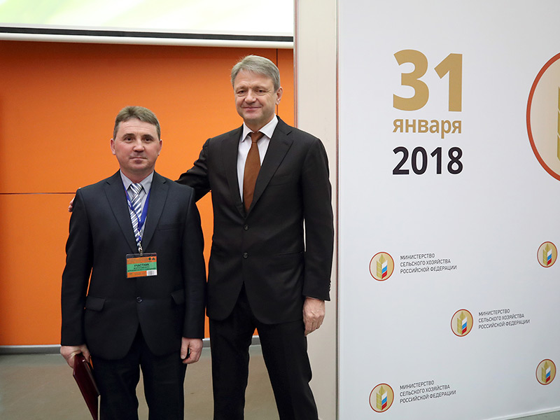 Министр сельского хозяйства РФ Александр Ткачев вручил почетную награду заместителю руководителя ООО «Надежда» Александро-Невского района Министр сельского хозяйства РФ Александр Ткачев вручил почетную награду заместителю руководителя ООО «Надежда» Александро-Невского района