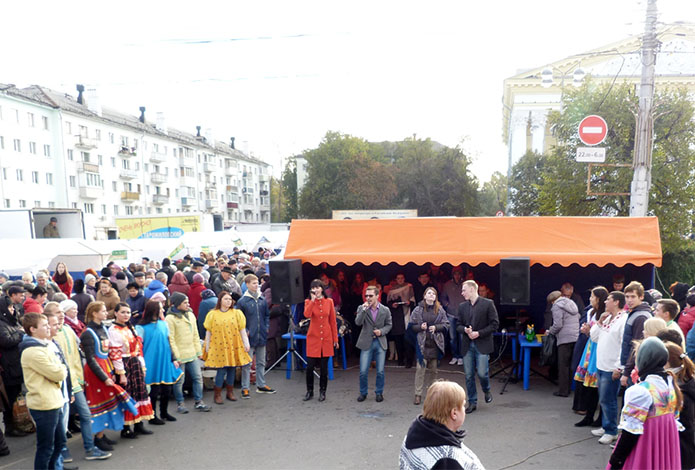 На праздничной ярмарке выходного дня свою продукцию представили свыше 100 сельхозтоваропроизводителей На праздничной ярмарке выходного дня свою продукцию представили свыше 100 сельхозтоваропроизводителей