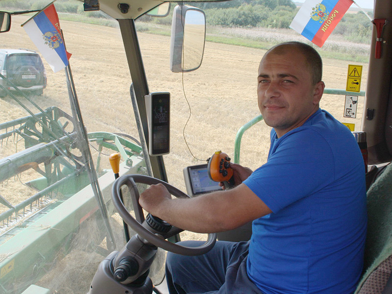 Поздравляем аграриев Захаровского района с успешным завершением уборочной кампании и намолотом 100 тысяч тонн зерна!