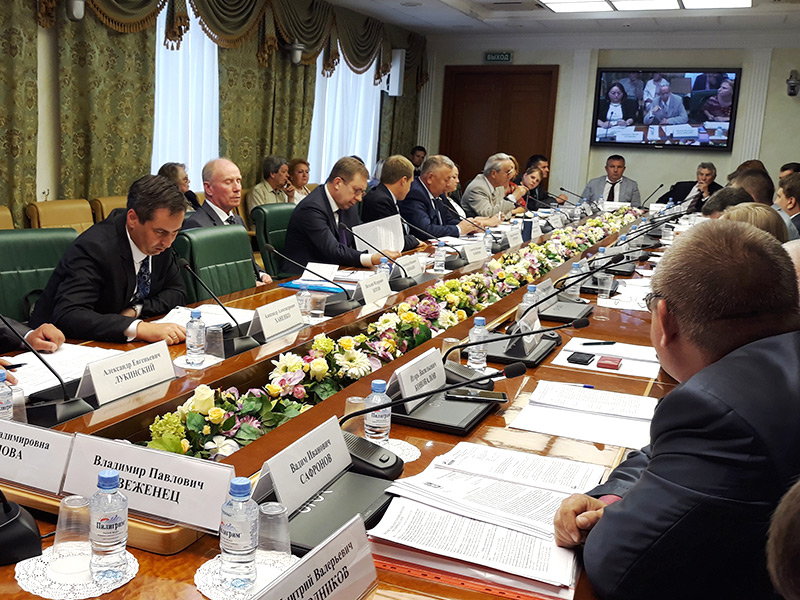 В Совете Федерации обсудили готовность регионов РФ к вступлению в силу нового закона о садоводстве и огородничестве
