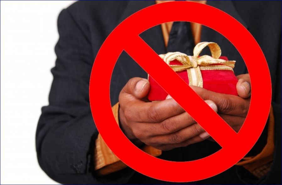 В преддверии новогодних праздников Минтруд России напомнил о запрете дарить подарки госслужащим