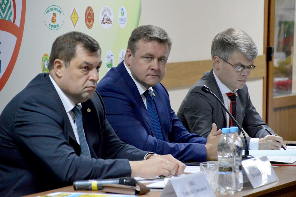 О том, как рязанскому производителю пробиться на прилавки, говорили губернатор, торговые сети и местные предприятия О том, как рязанскому производителю пробиться на прилавки, говорили губернатор, торговые сети и местные предприятия