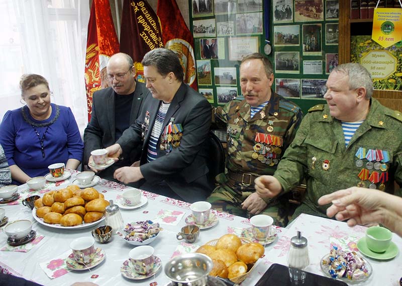 Нам дороги эти позабыть нельзя Нам дороги эти позабыть нельзя