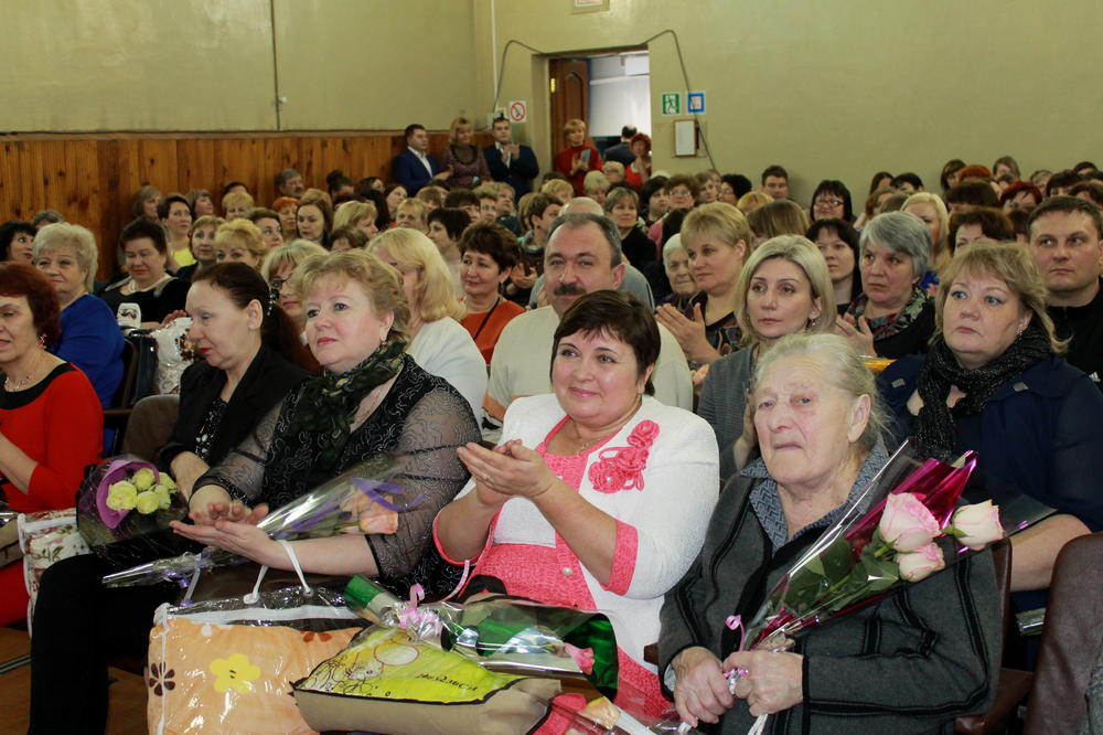 В преддверии 8 марта труженицы сельхозпредприятий Рязанского района получили цветы и подарки