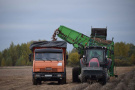 В полях Рязанской области убирают урожай и ведут осенние работы