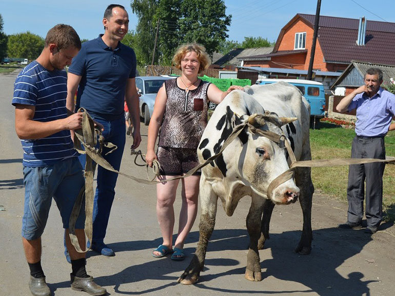 Пронская семья, воспитывающая двенадцать детей, получила в подарок корову