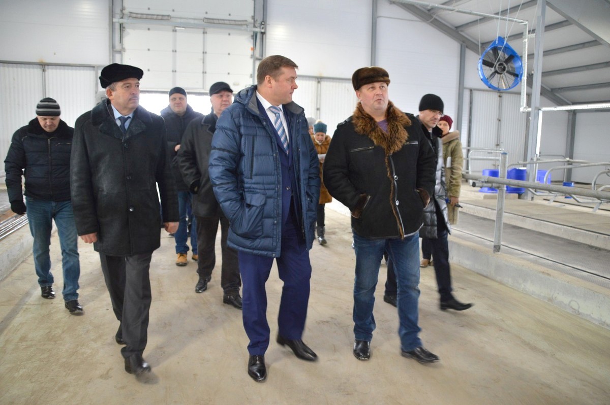В захаровском ЗАО «Победа» Николаю Любимову показали молочный комплекс на 1192 головы скота